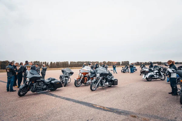 Minsk, Beyaz Rusya - 1 Ekim, 2018: Grup bisikletçileri Amerikan Motosiklet Harley Davidson motosiklet miting sırasında sürme