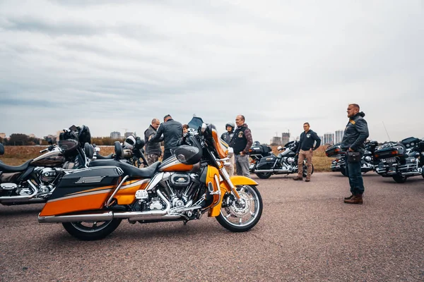 Minsk, Beyaz Rusya - 1 Ekim, 2018: Grup bisikletçileri Amerikan Motosiklet Harley Davidson motosiklet miting sırasında sürme