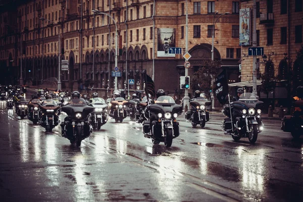 Minsk, Beyaz Rusya - 1 Ekim, 2018: Grup bisikletçileri Amerikan Motosiklet Harley Davidson motosiklet miting sırasında sürme