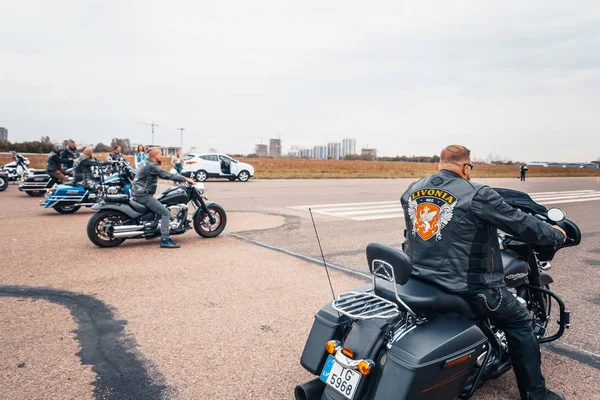 Minsk, Beyaz Rusya - 1 Ekim, 2018: Grup bisikletçileri Amerikan Motosiklet Harley Davidson motosiklet miting sırasında sürme