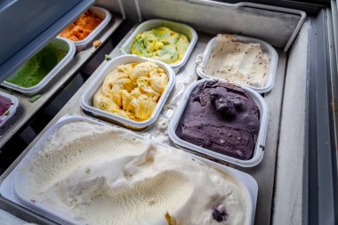 Farklı türleri ve İtalyan doğal gelato dondurma tadı bir vitrin ile kutuları