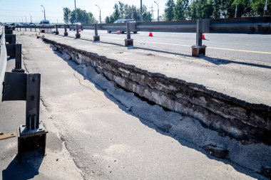 kırık köprüsünde bozuk asfalt