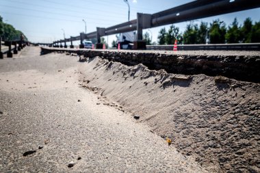 kırık köprüsünde bozuk asfalt