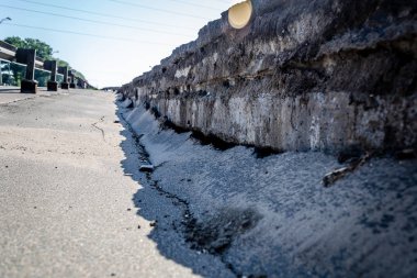 kırık köprüsünde bozuk asfalt