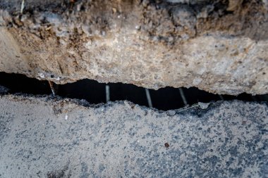 kırık köprüsünde bozuk asfalt