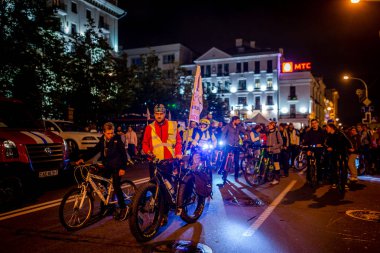 Minsk, Beyaz Rusya - 1 Ekim, 2018: Grup bisikletçiler lambaları ve ışıkları ile gece sokaklarda binme olay