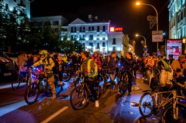 Minsk, Beyaz Rusya - 1 Ekim, 2018: Grup bisikletçiler lambaları ve ışıkları ile gece sokaklarda binme olay
