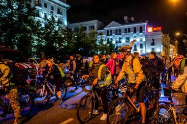 Minsk, Beyaz Rusya - 1 Ekim, 2018: Grup bisikletçiler lambaları ve ışıkları ile gece sokaklarda binme olay