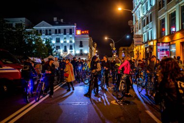 Minsk, Beyaz Rusya - 1 Ekim, 2018: Grup bisikletçiler lambaları ve ışıkları ile gece sokaklarda binme olay