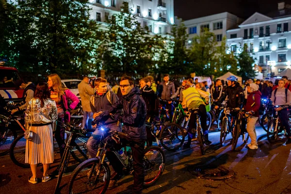 ランプ ライトと夜間街路に乗ってイベントでサイクリストのミンスク ベラルーシ Oktober 2018 グループ — ストック写真
