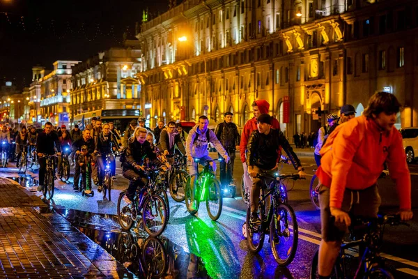 Minsk, Beyaz Rusya - 1 Ekim, 2018: Grup bisikletçiler lambaları ve ışıkları ile gece sokaklarda binme olay