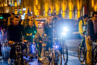 Minsk, Beyaz Rusya - 1 Ekim, 2018: Grup bisikletçiler lambaları ve ışıkları ile gece sokaklarda binme olay