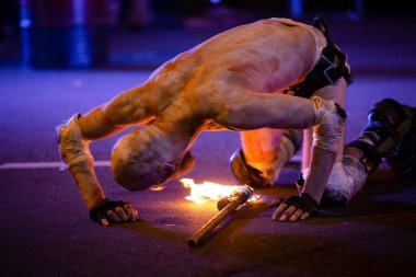 Minsk, Beyaz Rusya - 1 Ekim, 2018: sokak aktörler geceleri gerçekleştirmek.