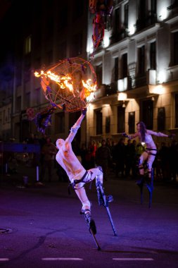 Minsk, Beyaz Rusya - 1 Ekim, 2018: sokak aktörler geceleri gerçekleştirmek.