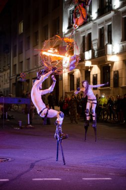 Minsk, Beyaz Rusya - 1 Ekim, 2018: sokak aktörler geceleri gerçekleştirmek.