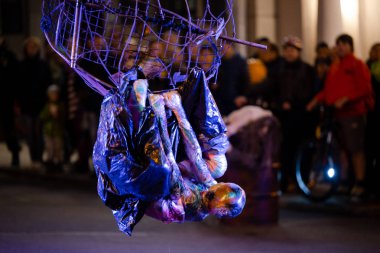 Minsk, Beyaz Rusya - 1 Ekim, 2018: sokak aktörler geceleri gerçekleştirmek.