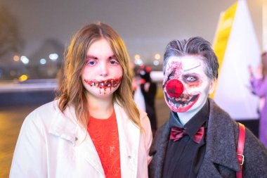 Minsk, Beyaz Rusya - Cadılar Bayramı kutlama sırasında korkunç bir maske içinde 31 Ekim 2018:man