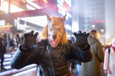 Minsk, Beyaz Rusya - Cadılar Bayramı kutlama sırasında korkunç bir maske içinde 31 Ekim 2018:man