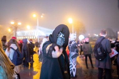 Minsk, Beyaz Rusya - Cadılar Bayramı kutlama sırasında korkunç bir maske içinde 31 Ekim 2018:man