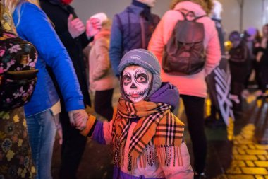 Minsk, Beyaz Rusya - Cadılar Bayramı kutlama sırasında korkunç bir maske içinde 31 Ekim 2018:man