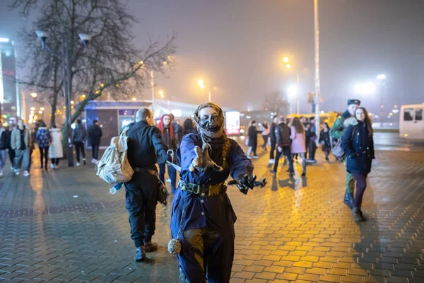 ミンスク ベラルーシ ハロウィーンを祝っている間怖いマスクで 2018 Man — ストック写真
