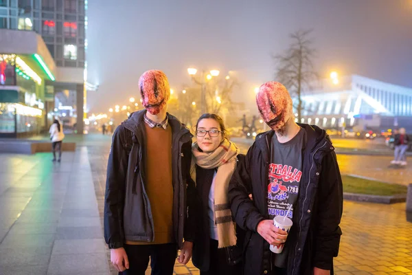 Minsk Belarus Octubre 2018 Hombre Con Una Máscara Miedo Mientras —  Fotos de Stock