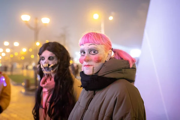 ミンスク ベラルーシ ハロウィーンを祝っている間怖いマスクで 2018 Man — ストック写真