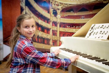 Minsk, Beyaz Rusya - 1 Mayıs 2017: kız gömlek piyanoya oturuyor