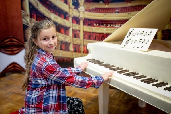 Minsk, Beyaz Rusya - 1 Mayıs 2017: kız gömlek piyanoya oturuyor