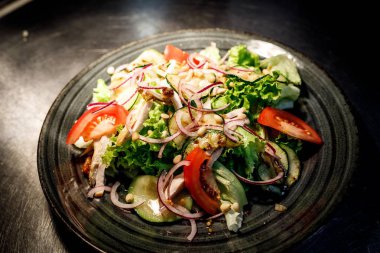 Sebze ve bal hardal sosu tavuk salatası