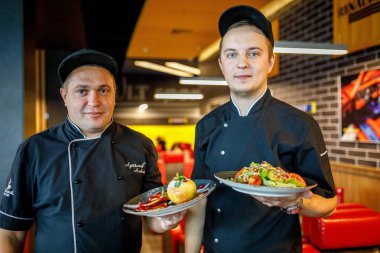 Minsk, Beyaz Rusya - 1 Mayıs 2017: şef aşçı restoranda lezzetli yemekler sunar