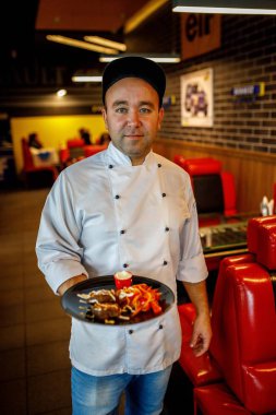 Minsk, Beyaz Rusya - 1 Mayıs 2017: şef aşçı restoranda lezzetli yemekler sunar
