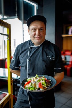 Minsk, Beyaz Rusya - 1 Mayıs 2017: şef aşçı restoranda lezzetli yemekler sunar