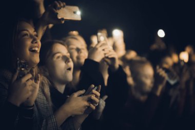 Minsk, Beyaz Rusya - 20 Eylül, 2018: kalabalık konser - retro tarzı fotoğraf