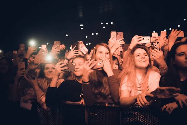 Mińsk Białoruś Września 2018 Tłum Koncert Zdjęcie Stylu Retro — Zdjęcie stockowe