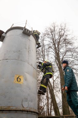 Minsk, Beyaz Rusya - 20 Eylül, 2018: itfaiyeci genç kadın, çalışanlar yangınla mücadele eğitim yıllık