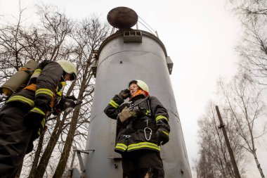 Minsk, Beyaz Rusya - 20 Eylül, 2018: itfaiyeci genç kadın, çalışanlar yangınla mücadele eğitim yıllık