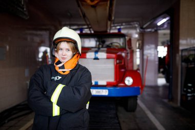 Minsk, Beyaz Rusya - 20 Kasım, 2018: genç kadın itfaiyeci sarışın mavi gözlü bir yangın kamyon arka plan üzerinde
