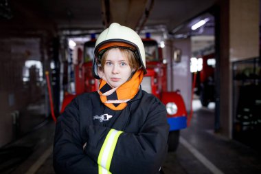 Minsk, Beyaz Rusya - 20 Kasım, 2018: genç kadın itfaiyeci sarışın mavi gözlü bir yangın kamyon arka plan üzerinde