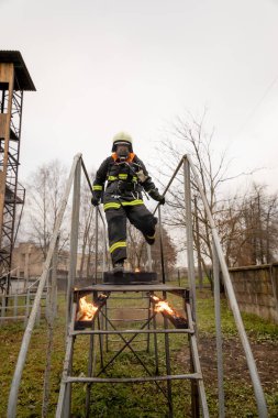 Minsk, Beyaz Rusya - 20 Eylül, 2018: itfaiyeci genç kadın, çalışanlar yangınla mücadele eğitim yıllık