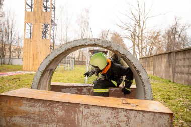 Minsk, Beyaz Rusya - 20 Eylül, 2018: itfaiyeci genç kadın, çalışanlar yangınla mücadele eğitim yıllık