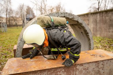 Minsk, Beyaz Rusya - 20 Eylül, 2018: itfaiyeci genç kadın, çalışanlar yangınla mücadele eğitim yıllık