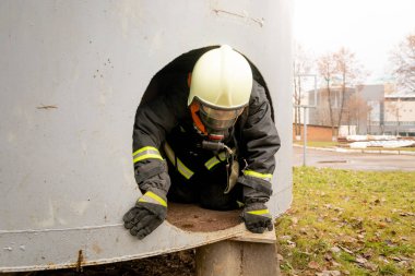 Minsk, Beyaz Rusya - 20 Eylül, 2018: itfaiyeci genç kadın, çalışanlar yangınla mücadele eğitim yıllık