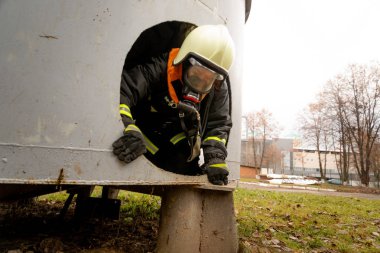 Minsk, Beyaz Rusya - 20 Eylül, 2018: itfaiyeci genç kadın, çalışanlar yangınla mücadele eğitim yıllık