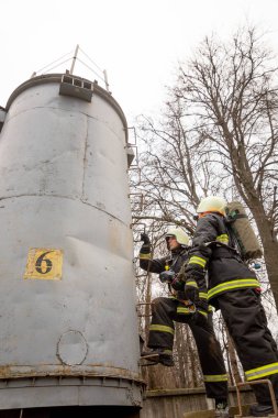 Minsk, Beyaz Rusya - 20 Eylül, 2018: itfaiyeci genç kadın, inci