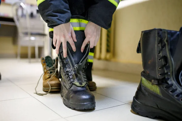 Mujer Joven Pone Los Zapatos Bombero —  Fotos de Stock