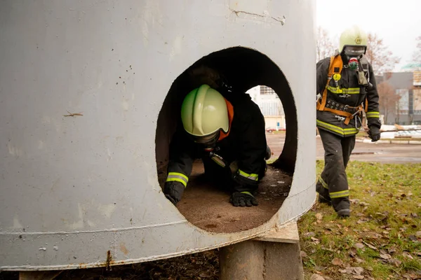 Minsk, Beyaz Rusya - 20 Eylül, 2018: itfaiyeci genç kadın, çalışanlar yangınla mücadele eğitim yıllık