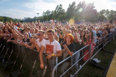 Minsk, Beyaz Rusya - 1 Mayıs 2017: bir rock müzik konserinde kişilik bir kalabalık