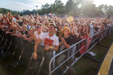 Minsk, Beyaz Rusya - 1 Mayıs 2017: bir rock müzik konserinde kişilik bir kalabalık