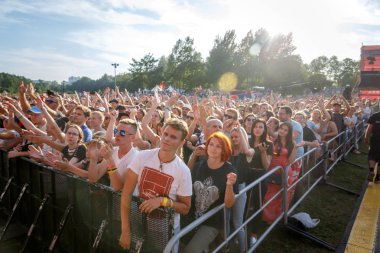 Minsk, Beyaz Rusya - 1 Mayıs 2017: bir rock müzik konserinde kişilik bir kalabalık